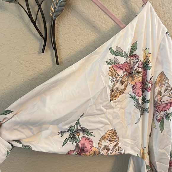 New superdown Essie One Shoulder Dress in White Floral - Picture 7 of 10